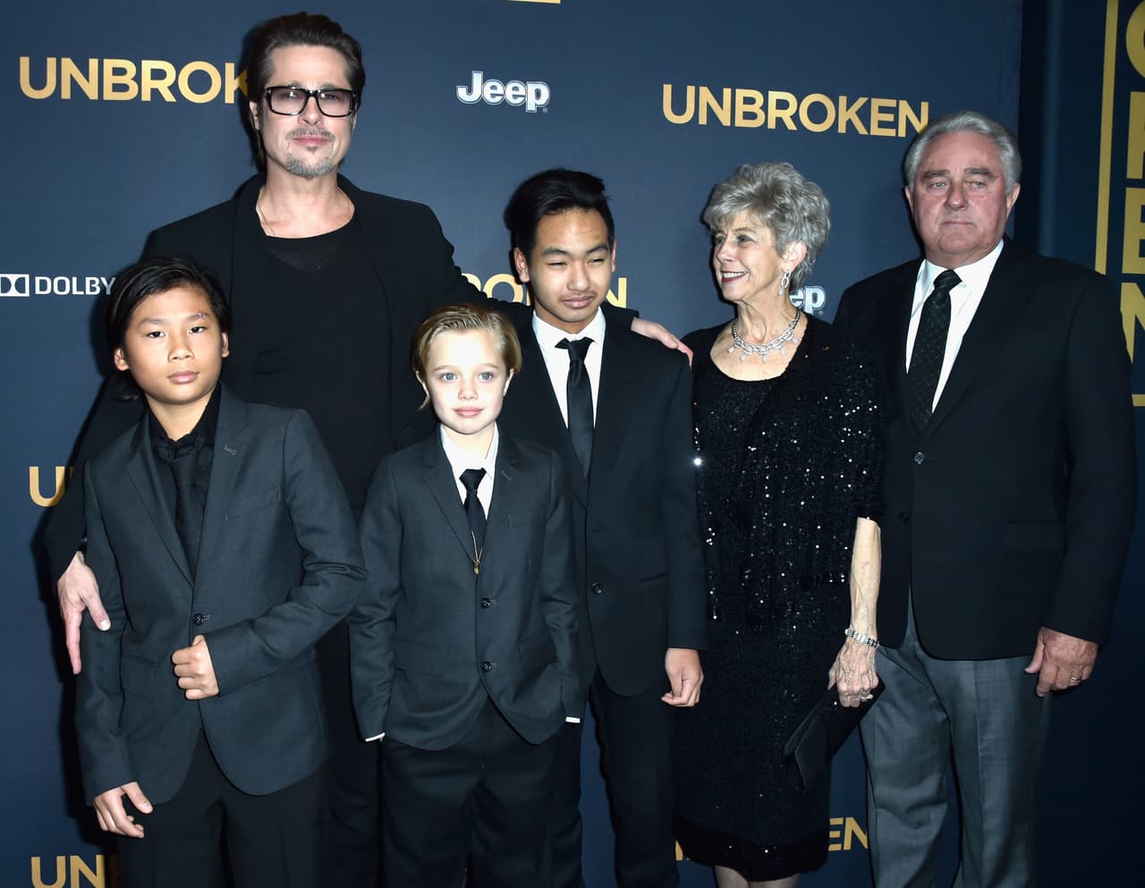 Brad llevó a sus padres al estreno de 'Unbroken', acompañado igual de Maddox, Pax y Shiloh vestida con un encantador traje.