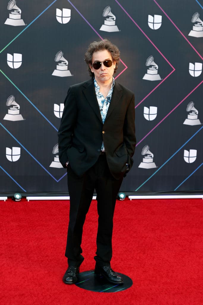 <b>Andrés Calamaro</b> lució un traje negro desenfadado.