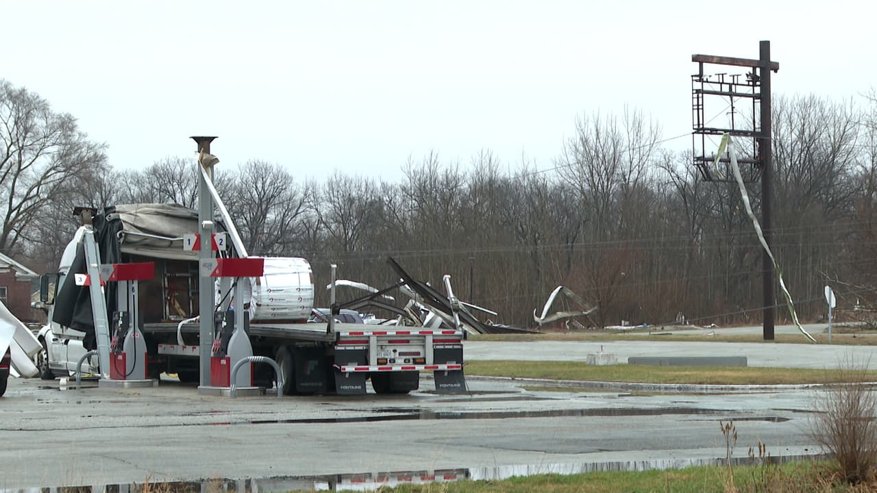 En Illinois, la compañía eléctrica ComEd informó que hasta las
<b> 5 de la mañana del miércoles aproximadamente 27,000 clientes permanecían sin electricidad, la mayoría en el condado de Kankakee.</b>
<br>
<br>Para este miércoles se espera que continúen lluvias en la región en Chicagoland.