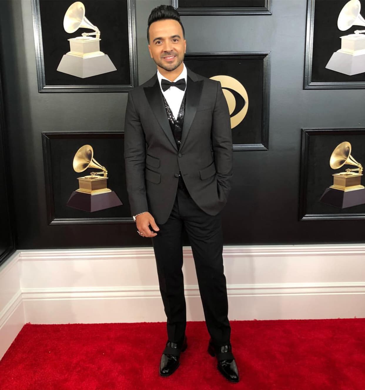 Seguido de su compatriota
<b><a href="https://www.facebook.com/luisfonsi/">Luis Fonsi</a></b>.