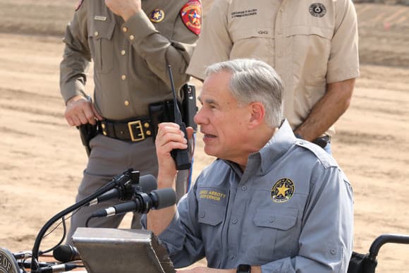 El 
<a href="https://www.univision.com/shows/noticiero-univision/gobernador-de-texas-dice-que-su-estado-tendra-su-propio-muro-fronterizo-con-mexico-video"><b>gobernador Greg Abbott</b></a>
<b> </b>dijo que ha tomado medidas para parar la migración y asegurar las fronteras, y criticó al presidente Joe Biden al decir que "se ha quedado de brazos cruzados".