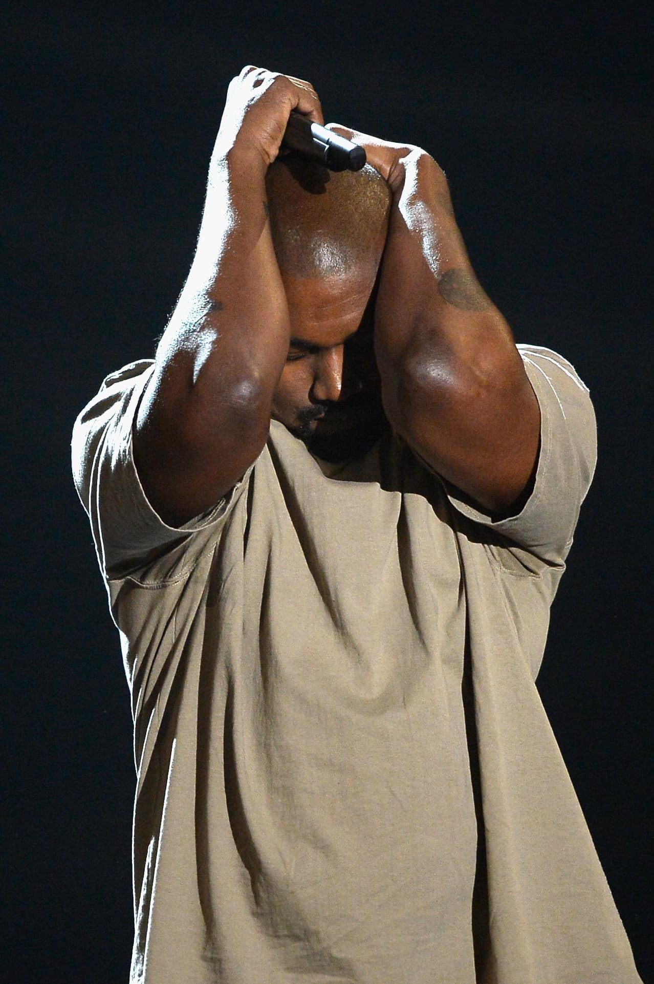 Al final el rapero tuvo qué borrar sus tuits y dijo que se enfocaría a trabajar en su nuevo disco, alejado de las cosas negativas.