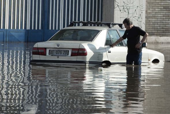El cadáver del anciano, cuya edad no se ha facilitado, fue encontrado en el interior de un coche que había sido arrastrado por el agua en el municipio de Capalbio. Además, una mujer de 73 años ha resultado herida grave por el temporal.