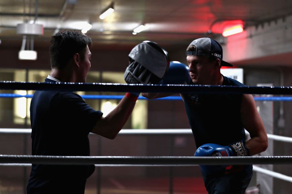 Con más confianza, Max Verstappen soltó su brazo para probar de forma completa la experiencia que tiene un púgil en el ring.