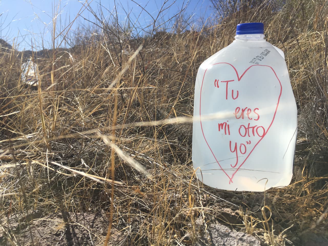 Uno de los galones dejados en el desierto para los inmigrantes, algunos incluyen frases de ánimo.