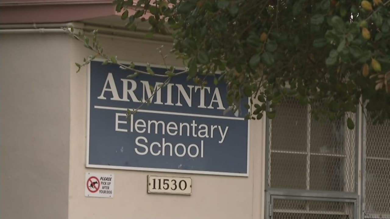 Demanda en contra del distrito escolar de Los Ángeles por abusos a una niña de 8 años 