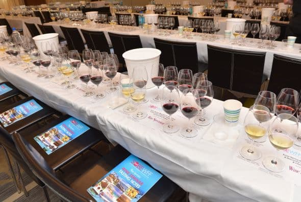 5. Puedes usar un sacacorchos para los vinos blancos no espumosos. El sacacorchos agarra el corcho, lo que ayuda a sacarlo. Inserta la punta dentro de la parte superior y gira en el sentido de las agujas del reloj hasta que la parte curvada o 'de gusano' quede insertada por completo dentro del corcho. Si usas un sacacorchos como el de la imagen, los brazos se levantarán mientras insertas la parte curvada; empuja los brazos hacia abajo para quitar el corcho.