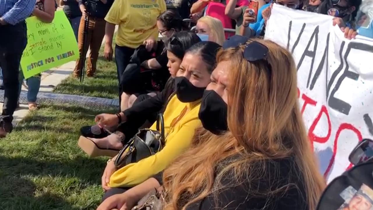 El mismo jueves la
<b><a href="https://www.univision.com/local/houston-kxln/vanessa-guillen-la-familia-de-la-soldado-viaja-en-caravana-de-houston-a-la-capital-del-pais-para-reunirse-con-el-presidente">familia,</a></b> encabezada por Gloria Guillen, participó en una manifestación pacífica frente al Capitolio e indicaron que la base militar no merece estar abierta.