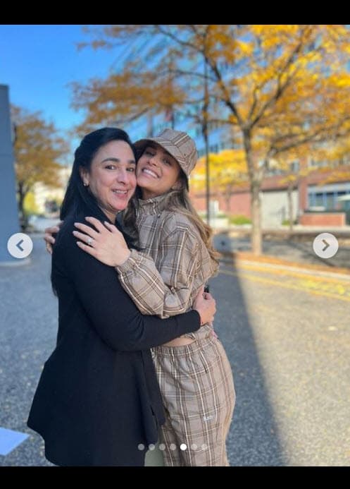 "Un viaje flash a NY para ir con mami a medirme mi vestido por primera vez, ¡luego (de) escogerlo desde el mes de marzo!", escribió en Instagram este domingo 23 de octubre. 
<br>