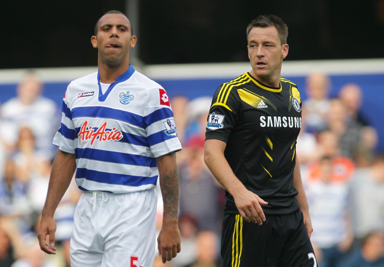 Anton Ferdinand recibió insultos racistas por parte de otro jugador, John Terry del Chelsea. Terry recibió un duro castigo por parte de la Federación inglesa por llamar a Ferdinand “jodido negro de mierda”.