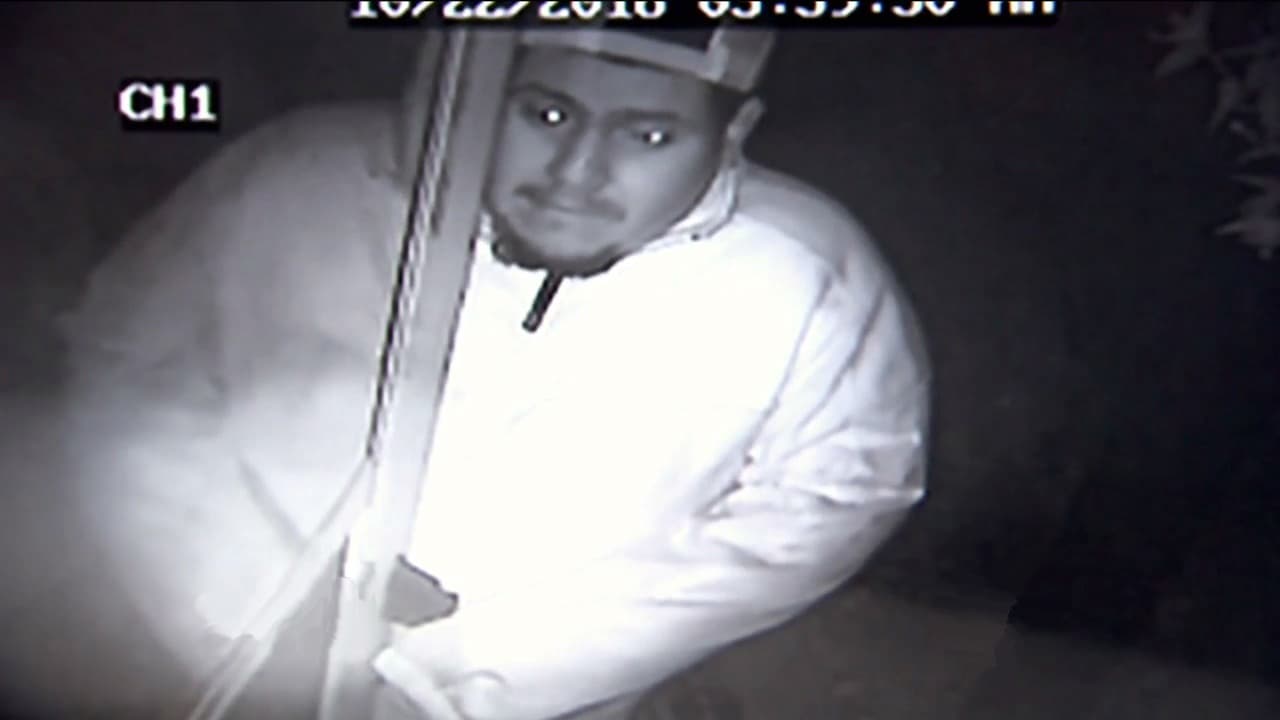 Una cámara de seguridad graba cómo un desconocido se mete en casa de una mujer en Texas para tratar de abusar de ella