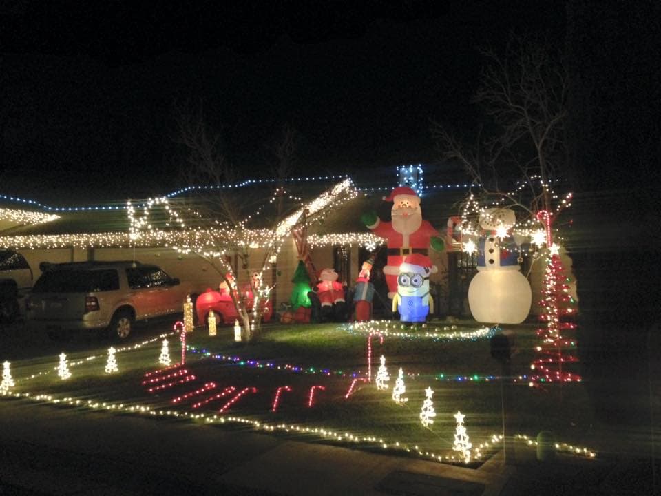 Esferas, muñecos inflables, luces de todos colores y pinos navideños son parte de las decoraciones que residentes de comunidades de Sacramento colocan en sus hogares para darle paso a la navidad. Aquí te dejamos algunas imágenes de la calle Tanfield.