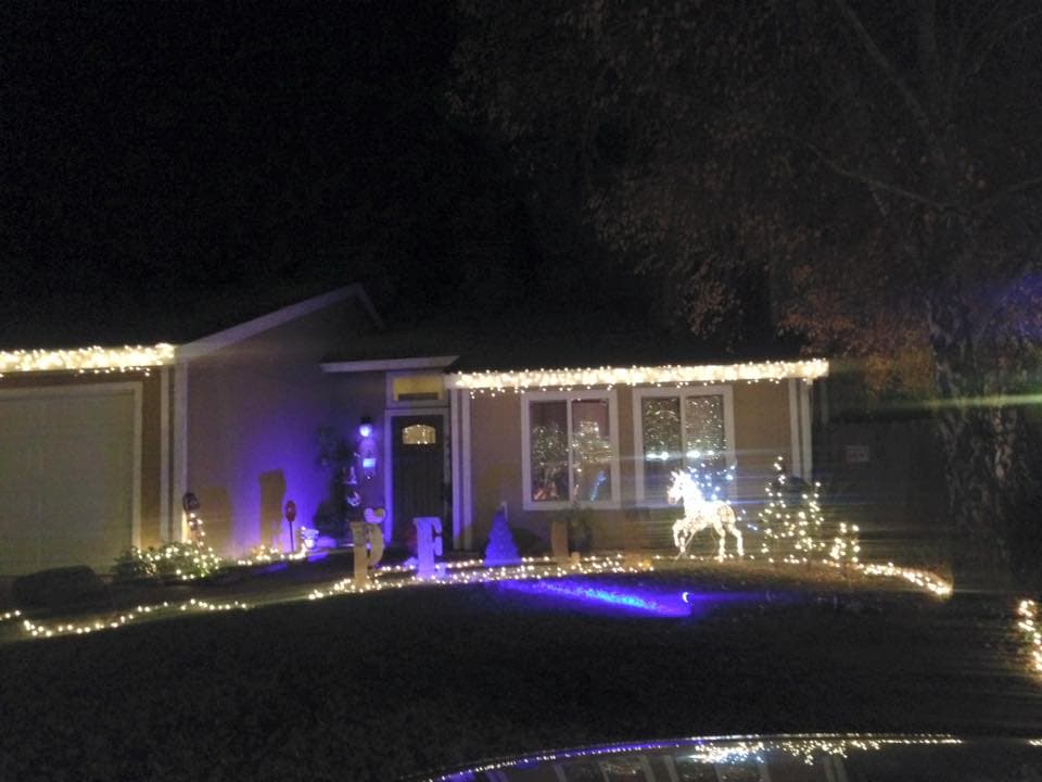 Esferas, muñecos inflables, luces de todos colores y pinos navideños son parte de las decoraciones que residentes de comunidades de Sacramento colocan en sus hogares para darle paso a la navidad. Aquí te dejamos algunas imágenes de la calle Tanfield.