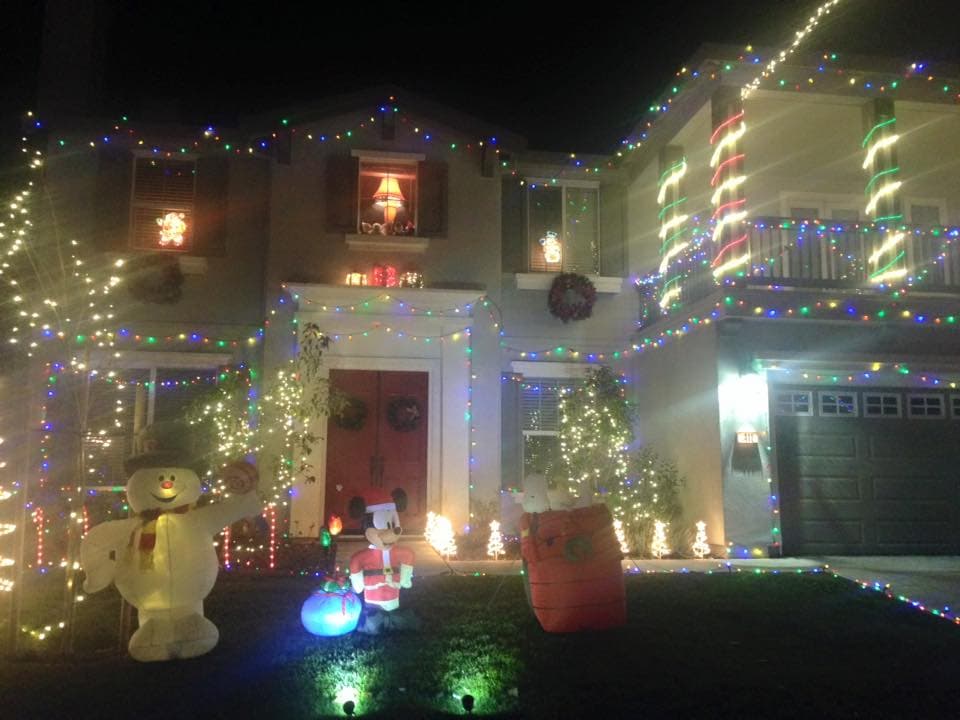Esferas, muñecos inflables, luces de todos colores y pinos navideños son parte de las decoraciones que residentes de comunidades de Sacramento colocan en sus hogares para darle paso a la navidad. Aquí te dejamos algunas imágenes del norte de Natomas.
