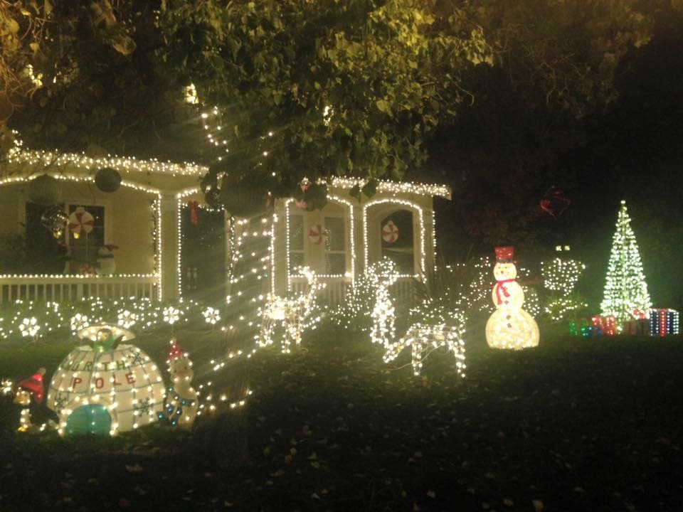 Esferas, muñecos inflables, luces de todos colores y pinos navideños son parte de las decoraciones que residentes de comunidades de Sacramento colocan en sus hogares para darle paso a la navidad. Aquí te dejamos algunas imágenes del norte de Natomas.