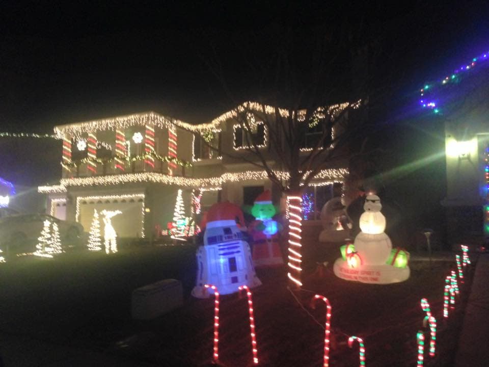 Esferas, muñecos inflables, luces de todos colores y pinos navideños son parte de las decoraciones que residentes de comunidades de Sacramento colocan en sus hogares para darle paso a la navidad. Aquí te dejamos algunas imágenes del norte de Natomas.