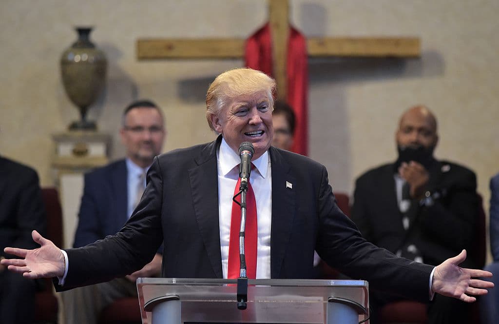 El presidente Trump firma una orden ejecutiva para aliviar las restricciones de participación política a grupos religiosos