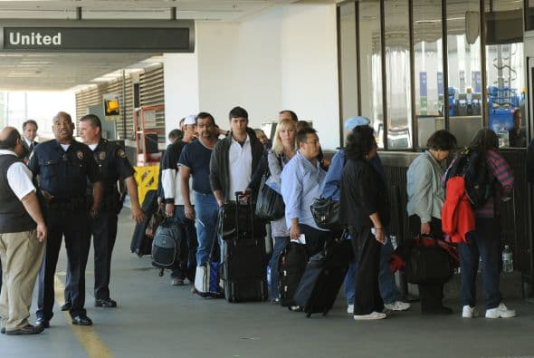 La gran movilización-Estados Unidos es un enorme país en el que es muy frecuente que los miembros de una misma familia vivan en ciudades e incluso estados diferentes. Esto se traduce en miles de kilómetros de distancia entre unos y otros.
<br>
<br> 
<br> Debido a la tradición de reunir a la familia por Acción de Gracias, esta es 
<b>la temporada de mayor congestión de tráfico de todo el año</b>, en carreteras y aeropuertos.
<br>