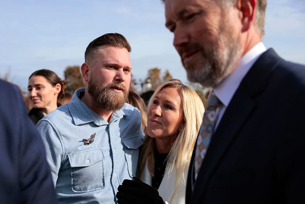 La representante Marjorie Taylor Greene (republicana por Georgia) saluda a Sky Roberts (izq.), hermano de Virginia Giuffre, víctima de abuso por parte de Jeffrey Epstein, el 18 de noviembre de 2025.