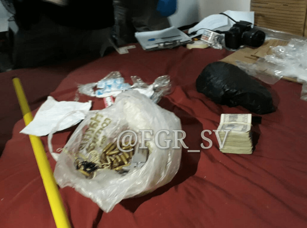Los agentes encontraron el dinero luego de cavar un agujero en el suelo de la casa escondidos en unos tubos de plástico PVC que simulaban ser parte del sistema de cañerías de la casa.