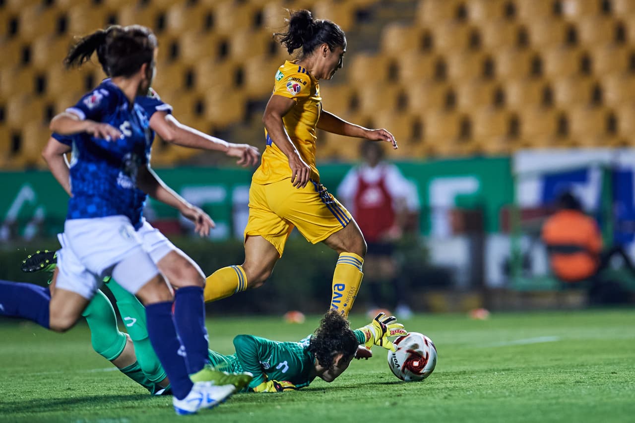Tigres derrotó al Pachuca con doblete de StephanyMayor y uno más de Ovalle; por 'las Tuzas' descontó Viridiana Salazar. Las de Tigres ya son segundas, con un partido menos que el líder América.