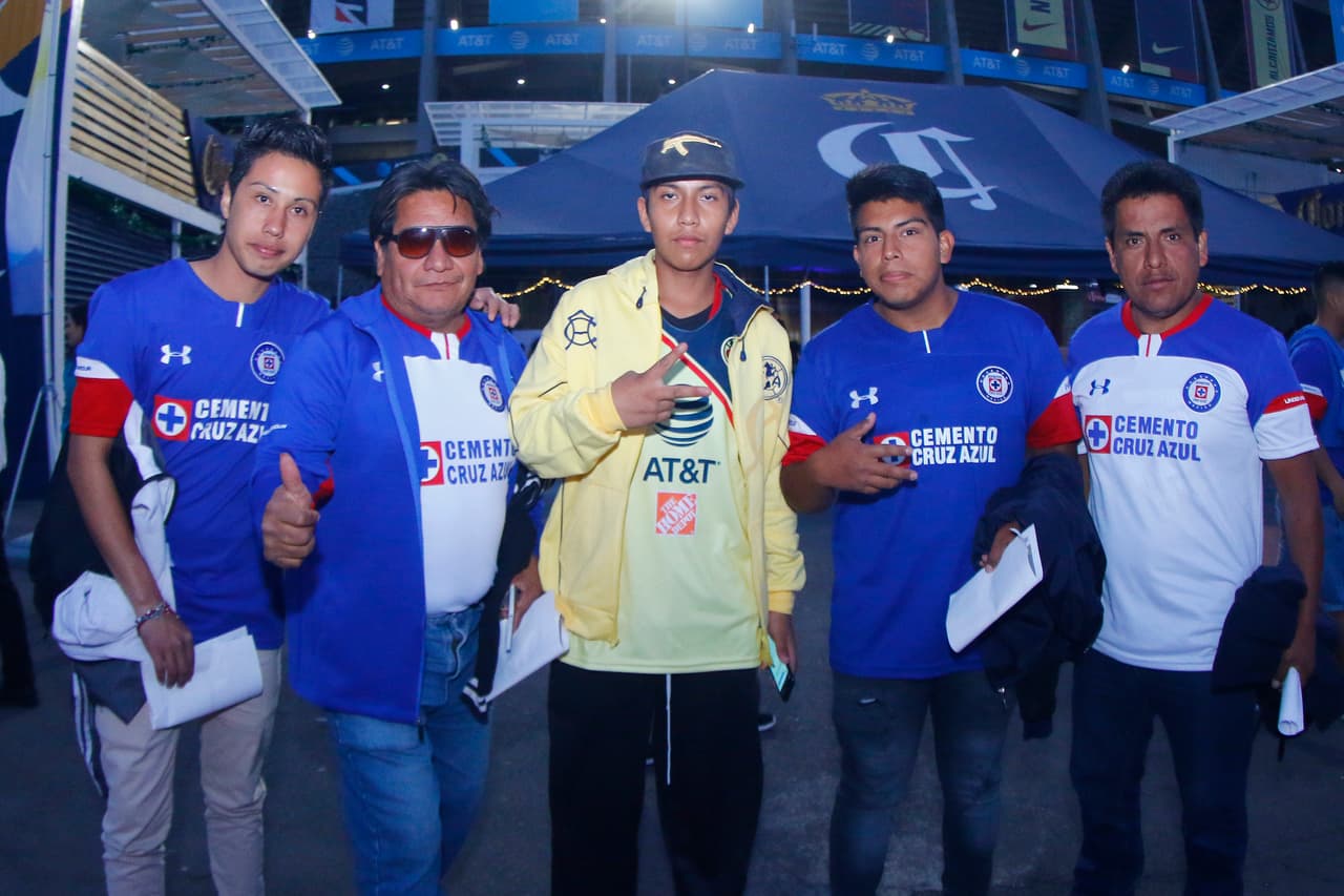 Aunque el americanista era minoría en esta imagen, estaba bien acompañado de los aficionados cruzazulinos. El deporte es una fiesta y no un campo de batalla.