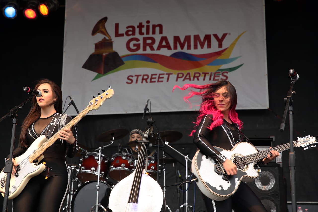 Con su talento y belleza prendieron la fiesta callejera del Latin GRAMMY