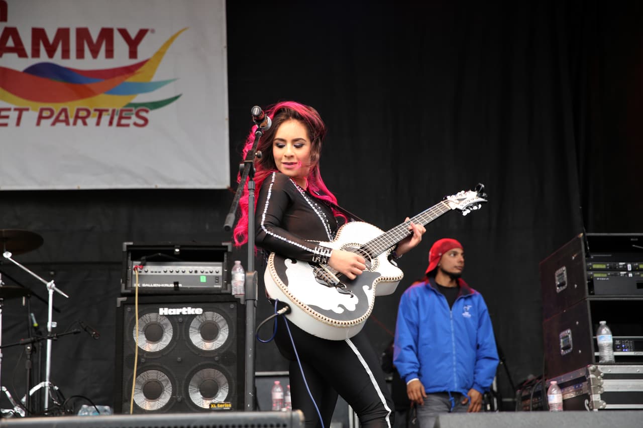 Con su talento y belleza prendieron la fiesta callejera del Latin GRAMMY