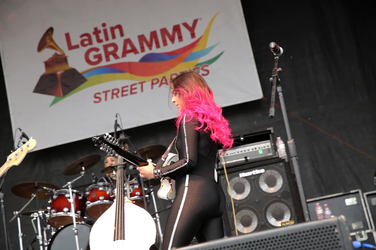 Con su talento y belleza prendieron la fiesta callejera del Latin GRAMMY