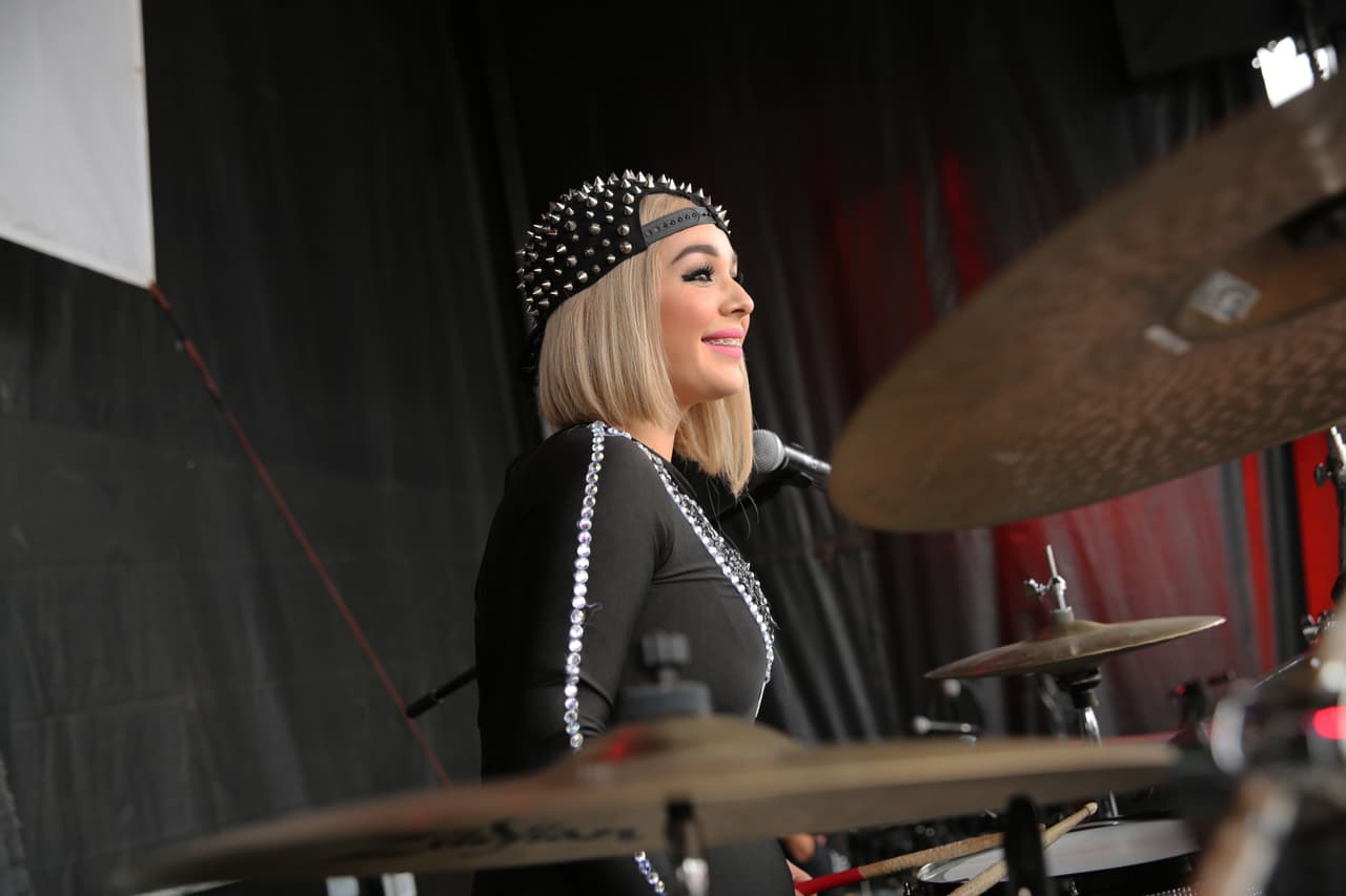 Con su talento y belleza prendieron la fiesta callejera del Latin GRAMMY