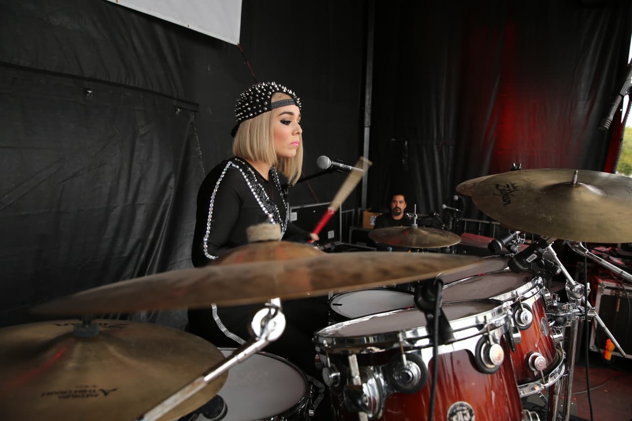 Con su talento y belleza prendieron la fiesta callejera del Latin GRAMMY