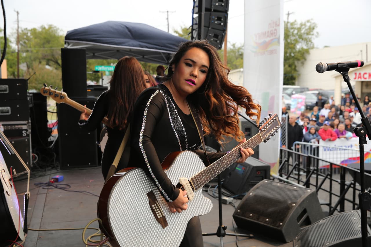 Con su talento y belleza prendieron la fiesta callejera del Latin GRAMMY