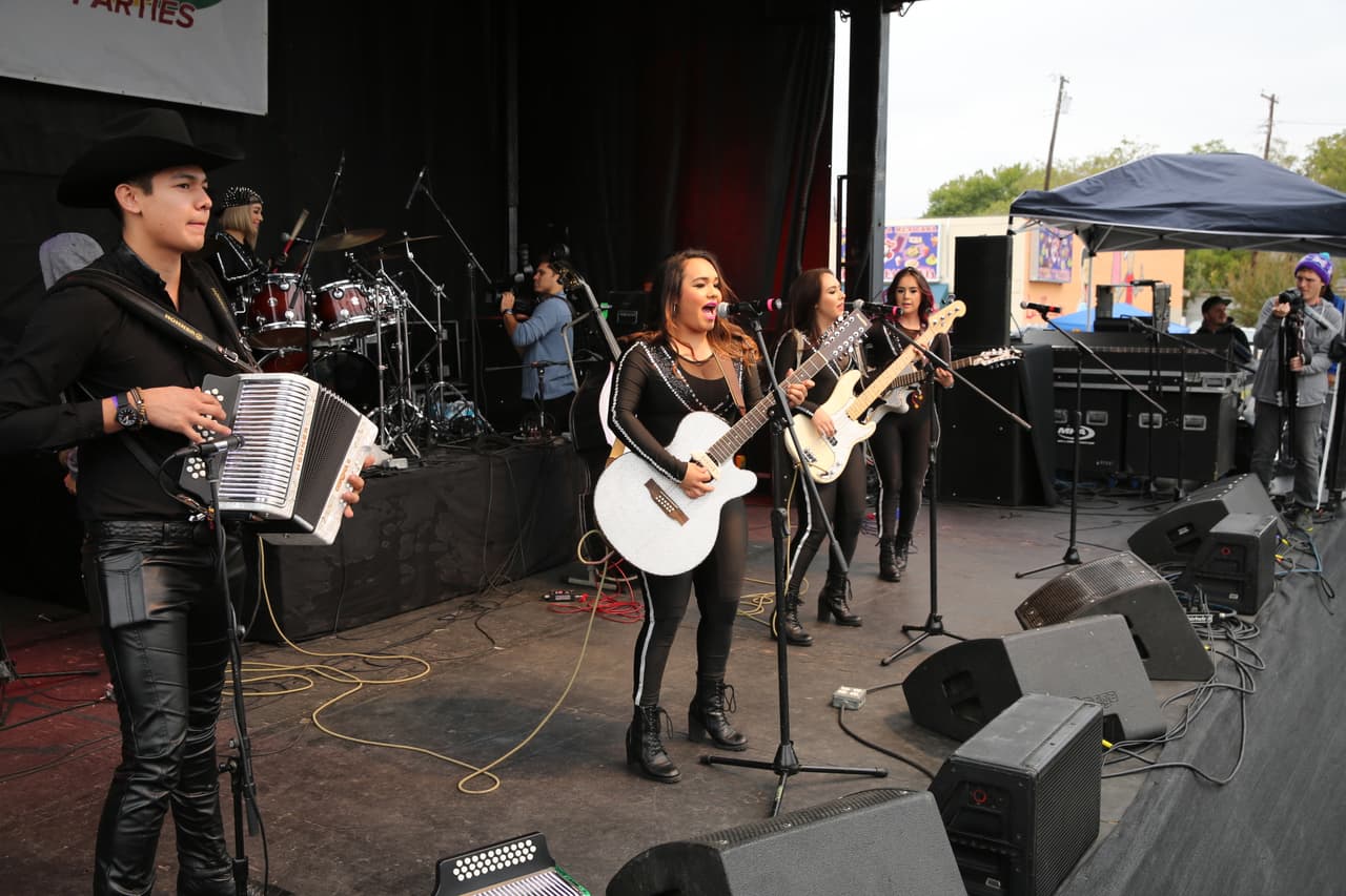 Con su talento y belleza prendieron la fiesta callejera del Latin GRAMMY