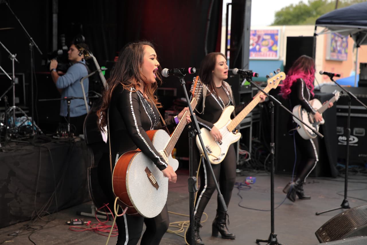 Con su talento y belleza prendieron la fiesta callejera del Latin GRAMMY