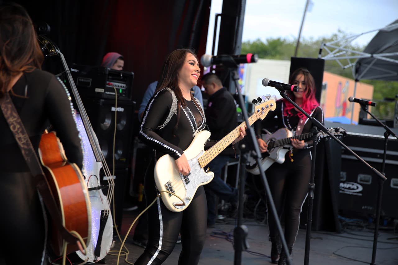 Con su talento y belleza prendieron la fiesta callejera del Latin GRAMMY