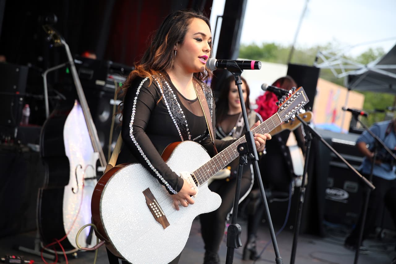 Con su talento y belleza prendieron la fiesta callejera del Latin GRAMMY