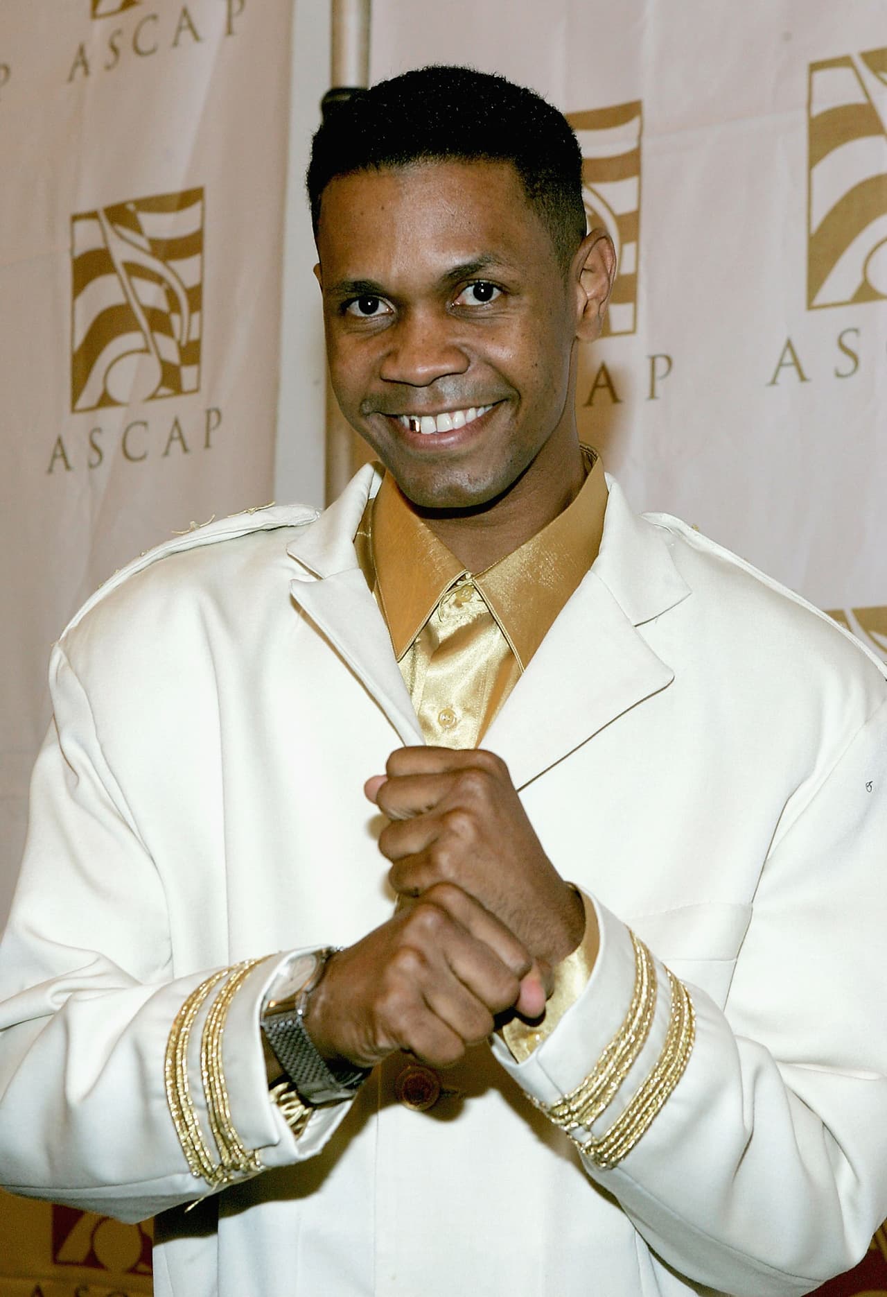 Entre lágrimas, el popular cantante comentó: "Le oré a Jehová, abrí mi corazón, le dije: 'Jehová, yo necesito volver a ti, necesito volver a tus brazos amorosos. Satanás me ha arrancado de tus brazos. Por favor, ayúdame'".