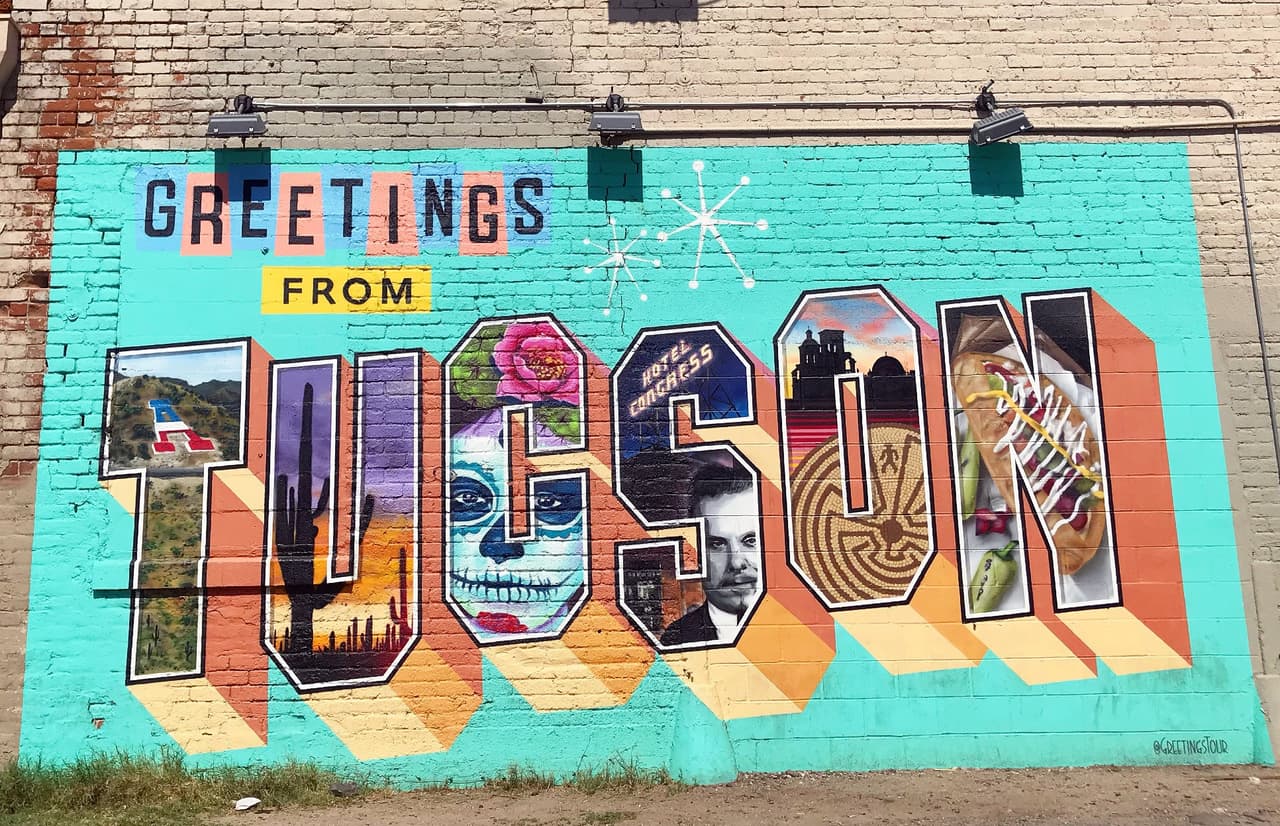 El mural “Greetings From Tucson” se encuentra en el
<a href="https://goo.gl/maps/tz6Xn6PBNVEHfLbp8" target="_blank">406 N. 6th Avenue. </a>
<br>
<br>Artista: Victor Ving y Lisa Beggs
<br>