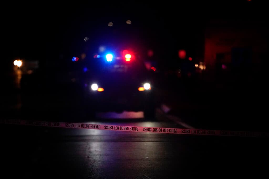 Los agentes respondieron a una llamada por disparos alrededor de las 5:30 pm (hora local) en la ciudad de Orange, en un complejo de oficinas de dos pisos que alberga a varias pequeñas empresas.