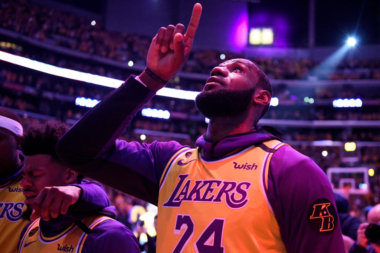 Después de un momento de silencio de 24,2 segundos, Boyz II Men, de Filadelfia, la ciudad natal de Bryant, hizo llorar a 
<b><a href="https://www.univision.com/temas/lebron-james">LeBron James</a></b> con su actuación del Star Spangled Banner en la arena.