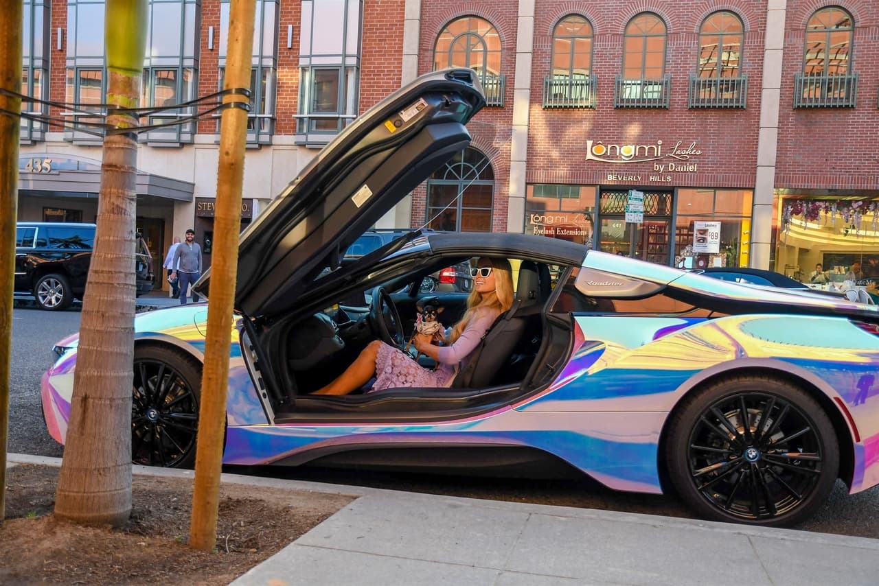 El deportivo tiene cuerpo aerodinámico, construcción extremadamente ligera y diseño en capas de las luces traseras LED, "a través de las cuales fluye el viento".