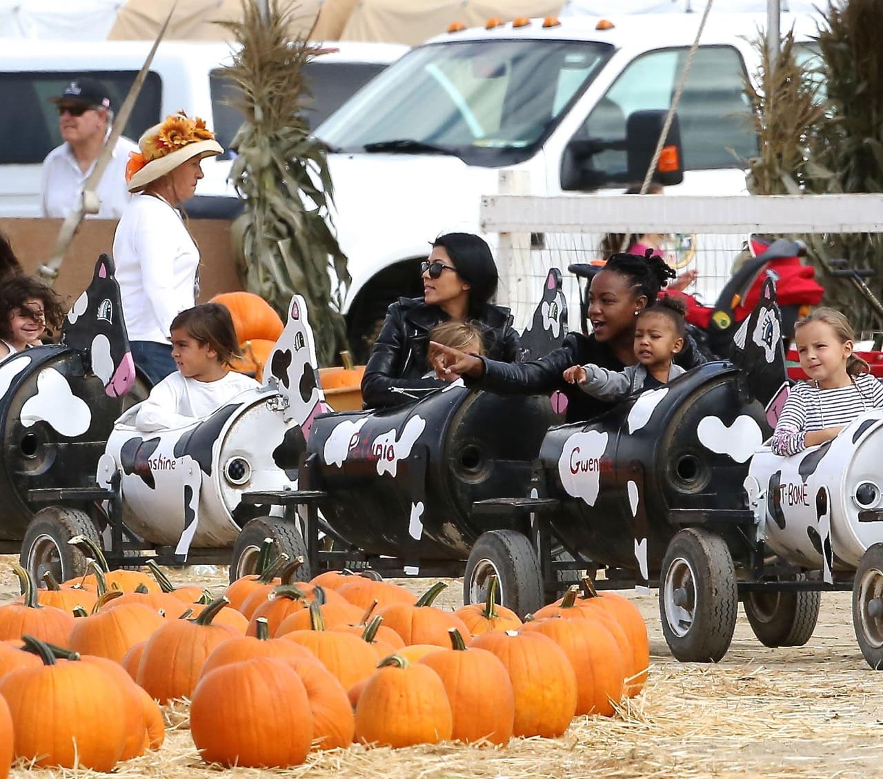 Hace unos días su tía Kourtney Kardashian llevó a Nori, Mason y Penélope a buscar calabazas.