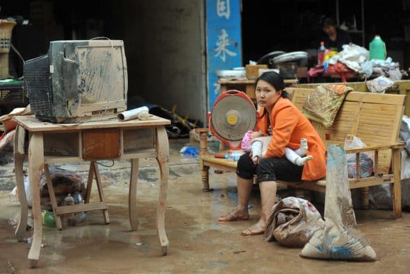 Además, las autoridades han entregado a los damnificados tiendas de campaña, edredones, ropa y otros materiales de ayuda.
