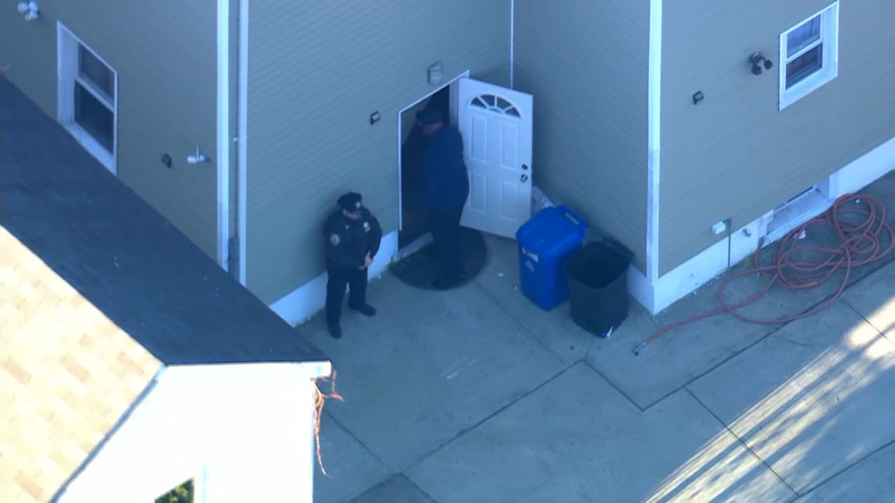 Hombre se entrega tras presuntamente asesinar a sus tres compañeros de cuarto en Queens