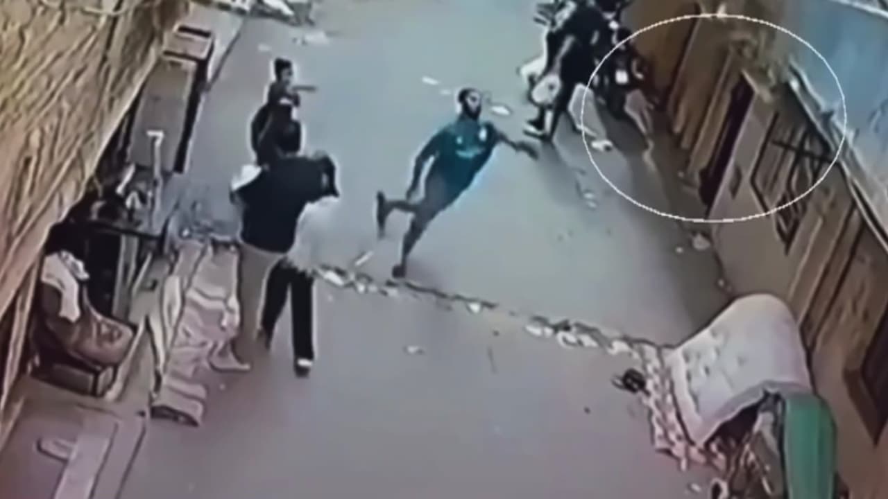 Un comerciante de Egipto salva a niño que cayó al vacío desde un balcón; el impactante momento quedó captado en video