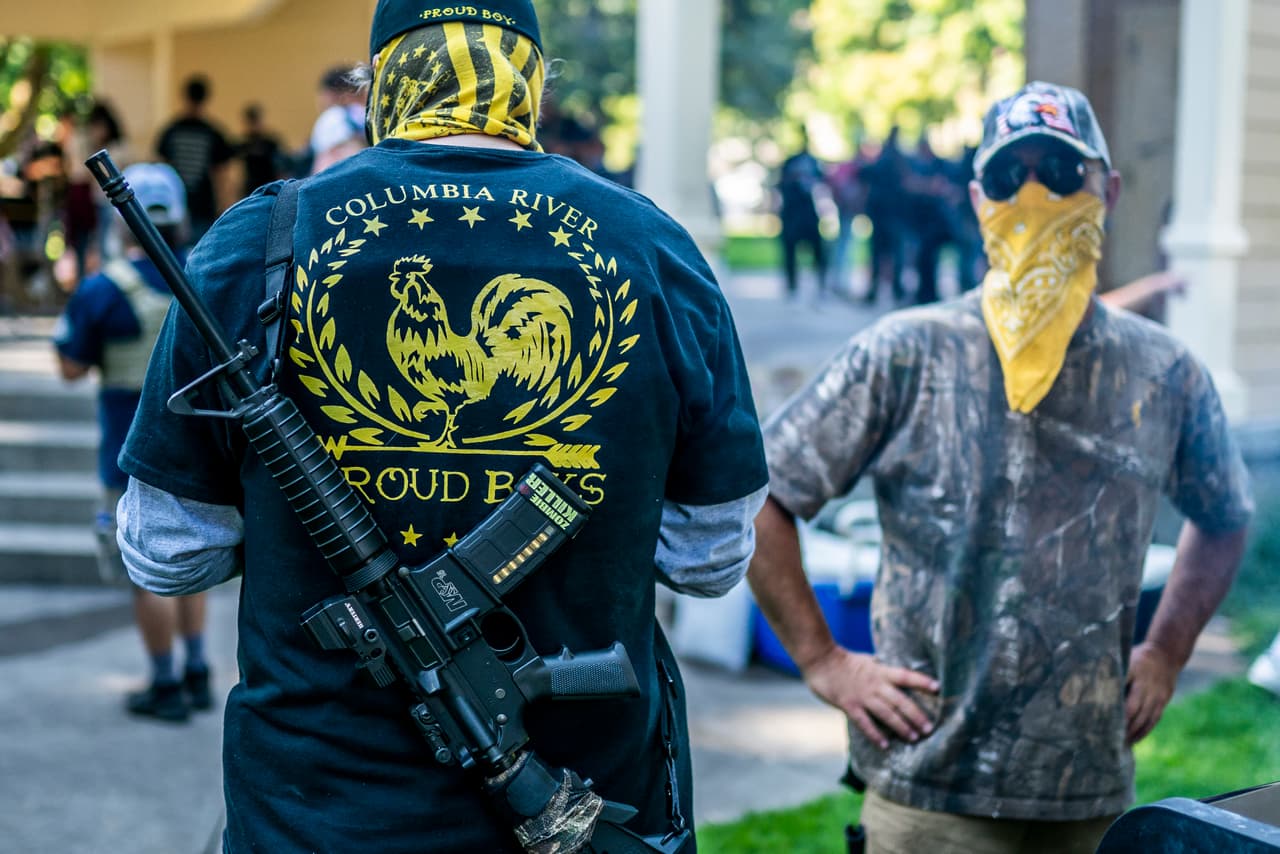 Según autoridades federales, el presunto terrorista era partidario de los Proud Boys, un grupo neofascista de ultraderecha cuyos miembros jugaron un papel protagónico en el asalto al Capitolio.