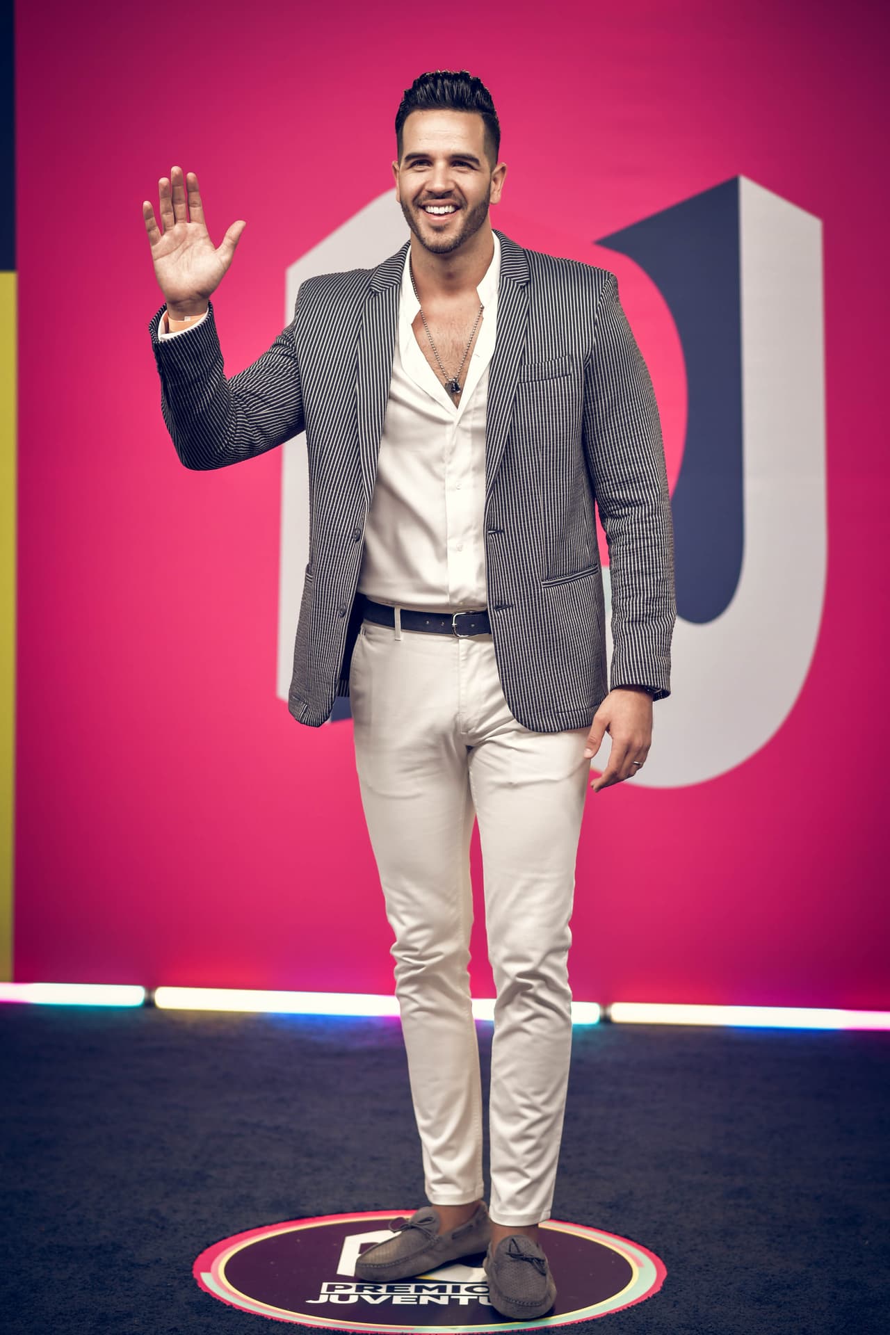 El Chef Yisus, de Despierta América, se presentó con un pantalón y camisa beiges, además de un saco a rayas que hacía juego con sus mocasines.
<br>