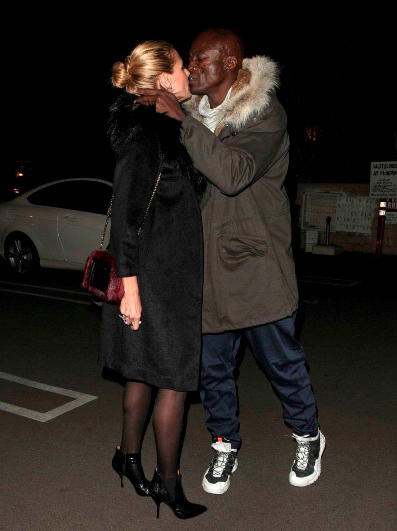 OMG! Seal tomó a su ex mujer por el cuello y le plantó tremendo beso.