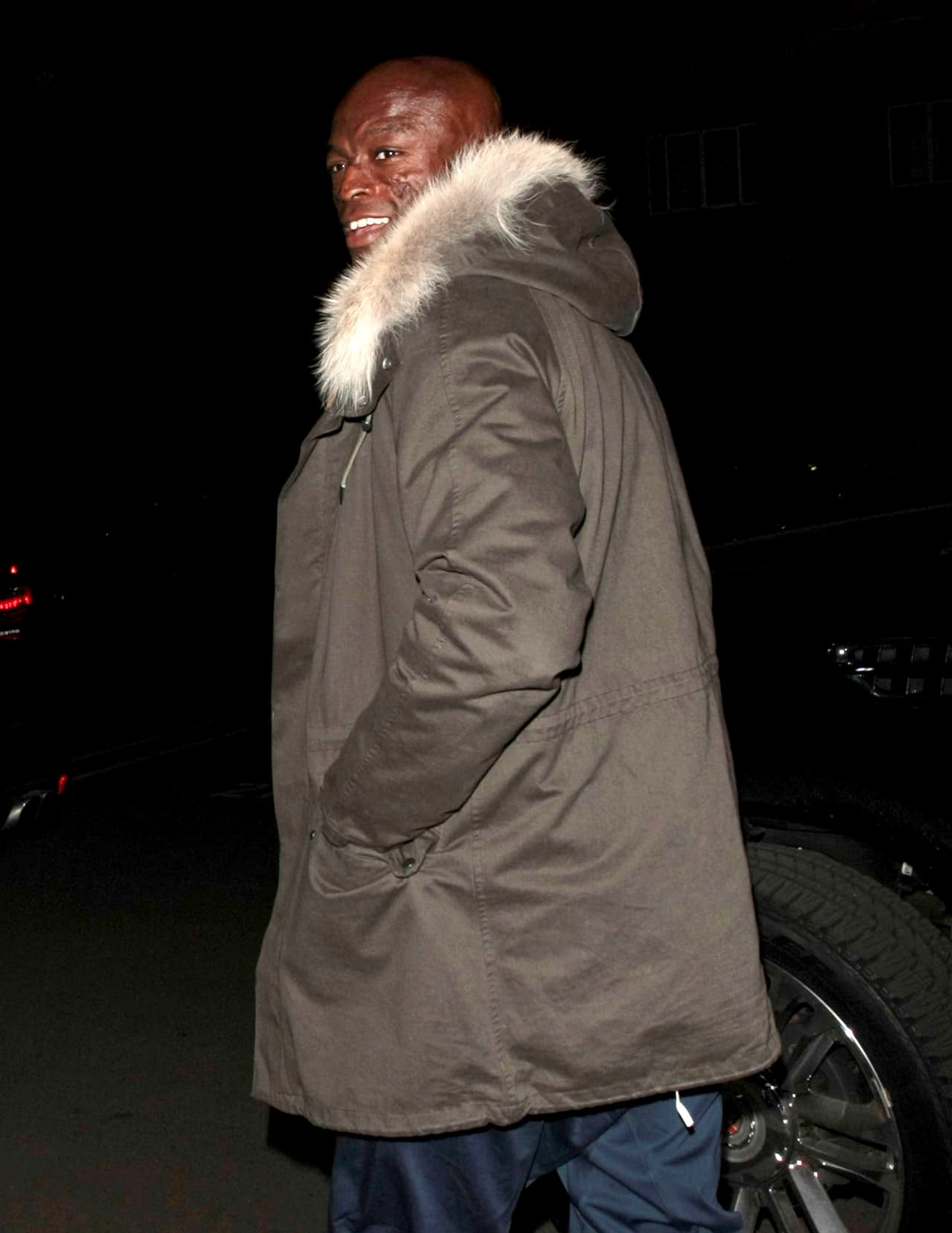 Tras el beso, Seal se fue con una sonrisa de oreja a oreja.