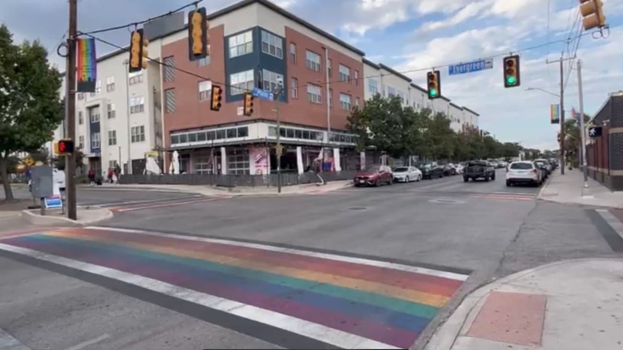 Cruces peatonales LGBT desatan polémica en Texas: Abbott amenaza con quitar fondos si no los eliminan